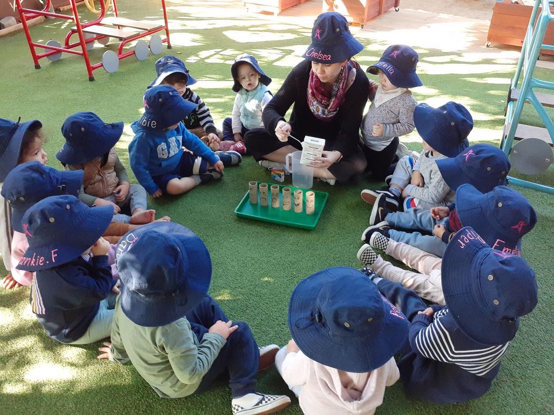 This week our junior friends have been exploring emotions and feelings. As children grow, they are developing their own social and emotional identities. We have been engaging in meaningful discussions and experiences which will enable the children to recognise and express these emotions. 
😃😁😆😂🤪😘😢😣😔😲😡😥
.
Our science experiment today was Tubes of Emotions which was a multi-layered adventure as we look at visuals such as colours and facial expressions, representing how we feel.
❤️🧡💛💚💙💜🤍
.
#childcare #juniors #science #rainbow #colours #scienceexperiment #feelings #emotions #facialexpressions #socialandemotional #expressingourfeelings #happy #sad #angry #excited #silly #earlylearning #outdoorlearning #goldcoastchildcare #community #nationalqualitystandards #nationalqualityframework #aheadstartcentres
